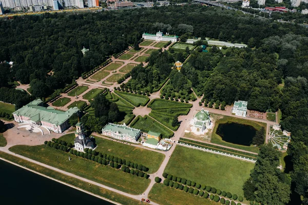 Vista desde la altura de la finca Kuskovo en Moscú, Rusia. Mansión Kuskovo es un monumento único del siglo XVIII, una residencia de verano en Moscú — Foto de Stock