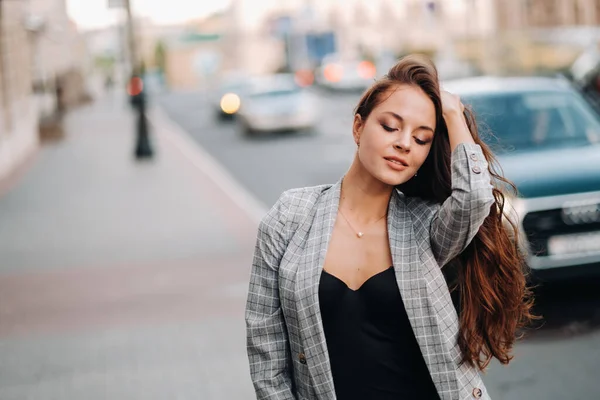 Une Fille Vêtue Une Veste Les Cheveux Longs Promène Dans — Photo