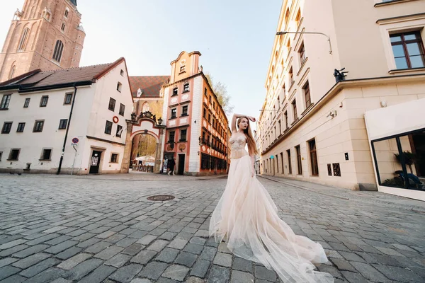 Brud Bröllopsklänning Med Långt Hår Gamla Stan Wroclaw Bröllopsfotografering Centrum — Stockfoto