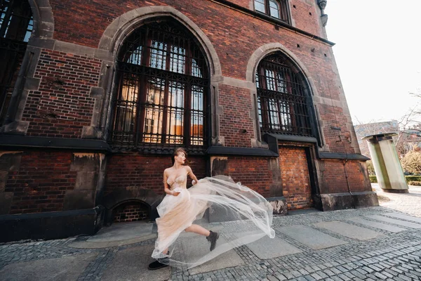Eine Braut Brautkleid Mit Langen Haaren Der Altstadt Von Breslau — Stockfoto