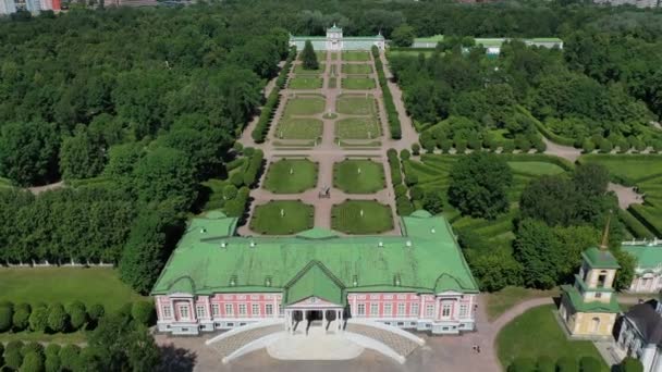 Pohled z výšky Kuskovo Estate v Moskvě, Rusko. Kuskovo zámek je unikátní památkou XVIII století, letní sídlo v Moskvě — Stock video