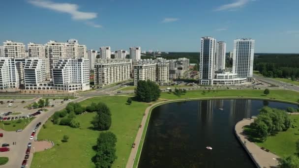 Vista desde la altura del nuevo distrito en la ciudad de Minsk.Arquitectura de la ciudad de Minsk.Una nueva zona del faro.Belarús — Vídeo de stock