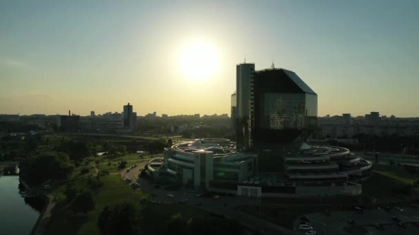 Vista superior de la biblioteca nacional y un nuevo barrio con un parque en Minsk al atardecer. Belarús, edificio público — Vídeo de stock
