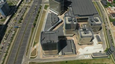 Minsk.Pobediteley Bulvarı 'nın tepesinden bir görüntü. Minsk.Belarus' ta yeni bir yerleşim ve iş bölgesi.