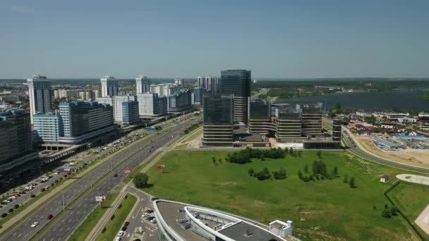 Minsk.Pobediteley Bulvarı 'nın tepesinden bir görüntü. Minsk.Belarus' ta yeni bir yerleşim ve iş bölgesi. — Stok video