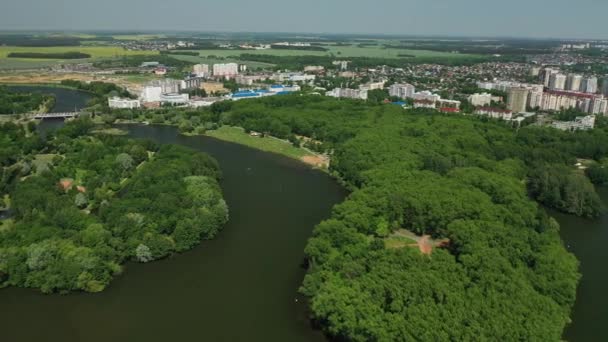 Pohled shora na vítězný park v Minsku a řeku Svisloch.Pohled z ptačí perspektivy na město Minsk a komplex parku. — Stock video