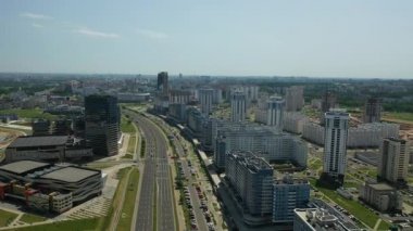 Minsk.Pobediteley Bulvarı 'nın tepesinden bir görüntü. Minsk.Belarus' ta yeni bir yerleşim ve iş bölgesi.