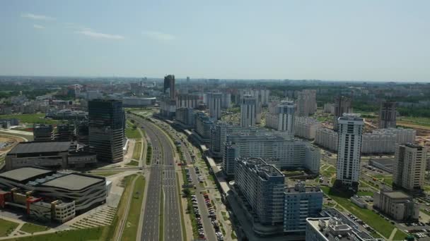 Kilátás a magasból Pobediteley Avenue Minsk.Új lakó- és üzleti negyed Minsk.Belarus — Stock videók