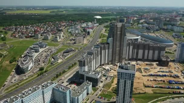 Vista desde la altura de la avenida Pobediteley en Minsk.Nuevos edificios residenciales y deportivos en el distrito de Minsk.Belarus — Vídeos de Stock