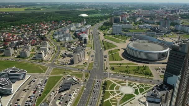 Vista desde la altura de la avenida Pobediteley en Minsk.Nuevos edificios residenciales y deportivos en el distrito de Minsk.Belarus — Vídeo de stock