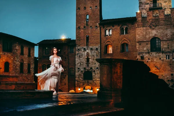 Una Sposa Vestita Bianco Nel Centro Storico San Gimignano Una — Foto Stock