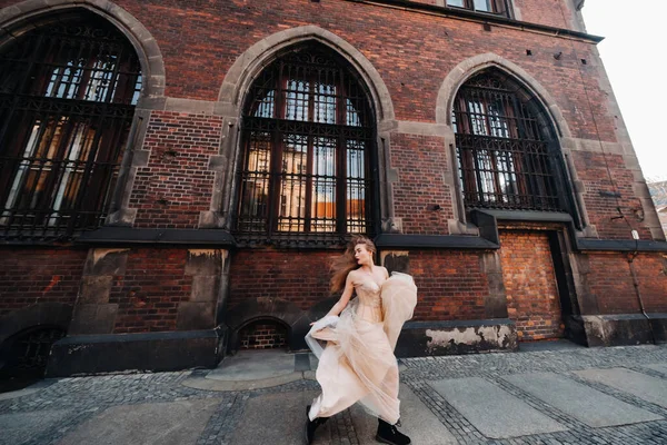 Brud Bröllopsklänning Med Långt Hår Gamla Stan Wroclaw Bröllopsfotografering Centrum — Stockfoto