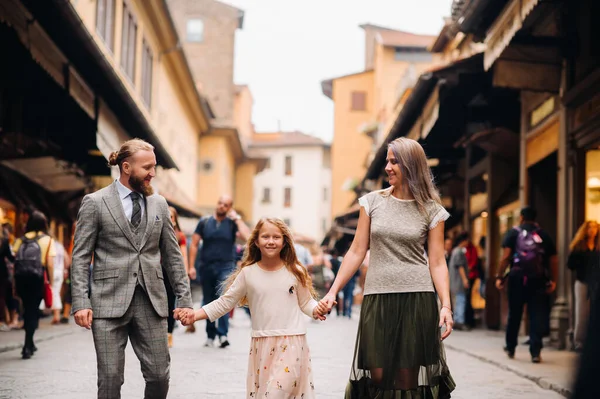 Szczęśliwa Rodzina Troje Spacerujących Florencji Rodzinny Spacer Rodziny Włoszech Toskania — Zdjęcie stockowe