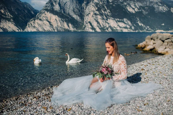 Uma Menina Vestido Branco Inteligente Está Sentado Dique Lago Garda — Fotografia de Stock