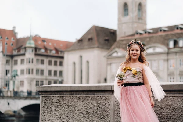 Una Bambina Vestita Principessa Rosa Con Mazzo Fiori Mano Passeggia — Foto Stock