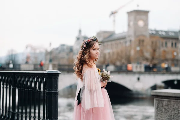 Una Bambina Vestita Principessa Rosa Con Mazzo Fiori Mano Passeggia — Foto Stock