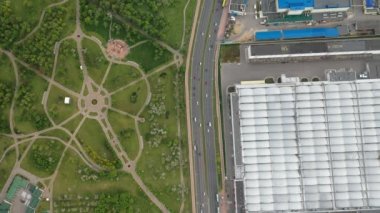 Loshitsky Parkı ve Minsk 'teki Loshitsky Parkı' nın yüksekliğinden Loshitsky Parkı 'nın baharı, Loshitsky Parkı ve fabrika çeyreği.