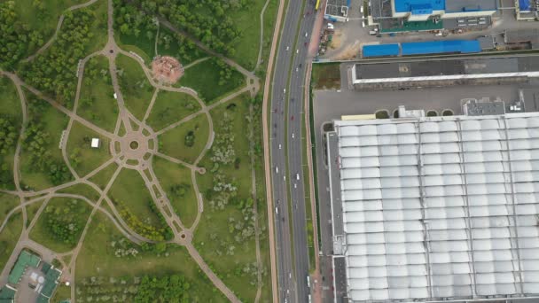 Widok z wysokość przemysłowy zakład i Лошинского park w mieszkalny rejon Mińsk, wiosenny Лошинского park i fabryczny kwartał.Białoruś — Wideo stockowe