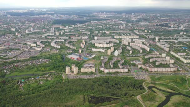 Vista da altura das casas e loshitsky Park em uma área residencial de Minsk, primavera loshitsky Park na área residencial de Serebryanka.Belarus — Vídeo de Stock