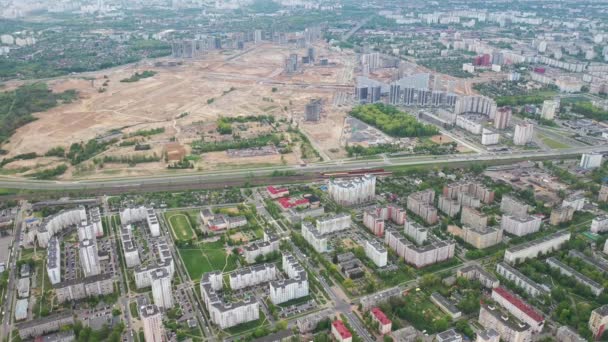 Widok z góry na plac budowy i miasto.Miasto Mińsk.Początek nowej budowy mikrodzielnicy w Mińsku — Wideo stockowe
