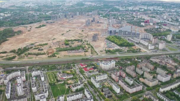 Shora pohled na staveniště a město.Město Minsk.Zahájení nové výstavby mikrodistriktu v Minsku — Stock video