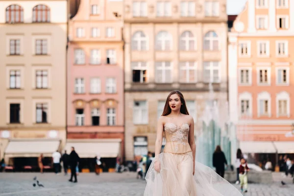 Una Novia Vestido Novia Con Pelo Largo Casco Antiguo Wroclaw — Foto de Stock