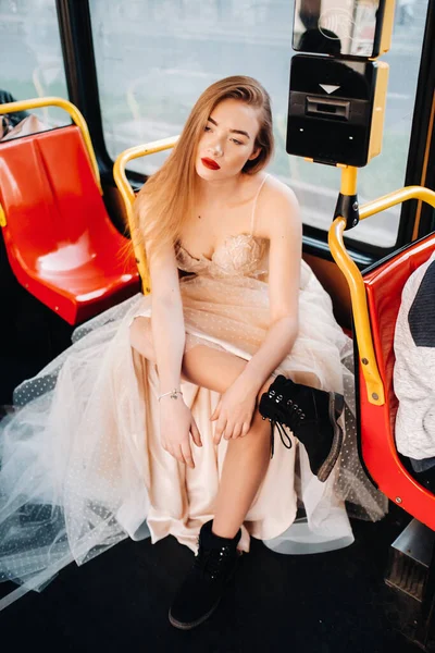 一位穿着长发婚纱的新娘乘坐着弗罗茨拉夫市的交通工具 模特新娘坐在公共汽车座位上 — 图库照片