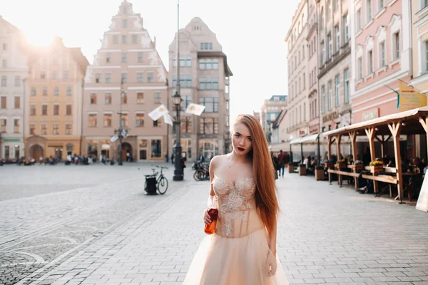 Brud Bröllopsklänning Med Långt Hår Och Dryckesflaska Gamla Stan Wroclaw — Stockfoto