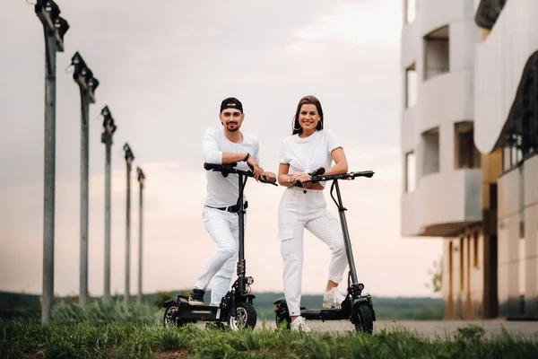 Une Fille Gars Marchent Sur Des Scooters Électriques Autour Ville — Photo