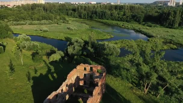 Horní pohled na zříceninu starého mlýna v Lošitském parku v Minsku a na řeku Svisloch při západu slunce.Krásná příroda Běloruska. — Stock video