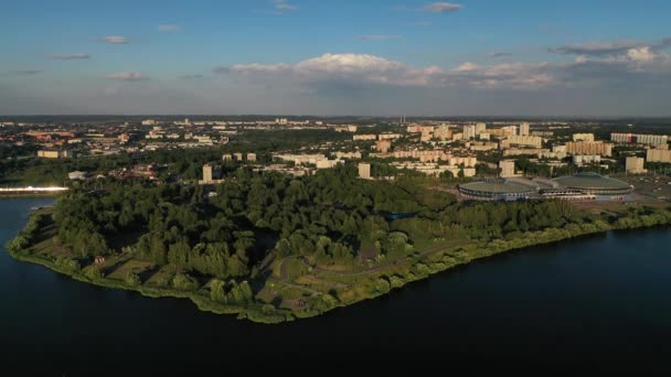 Horní pohled na park a sportovní areál v Čišovce.Rekreační park s cyklistickými stezkami v Minsku.Bělorusko — Stock video