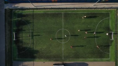 Serebryanka bölgesindeki küçük bir futbol sahası. Belarus 'ta, futbol oynayan insanların olduğu bir spor sahası.