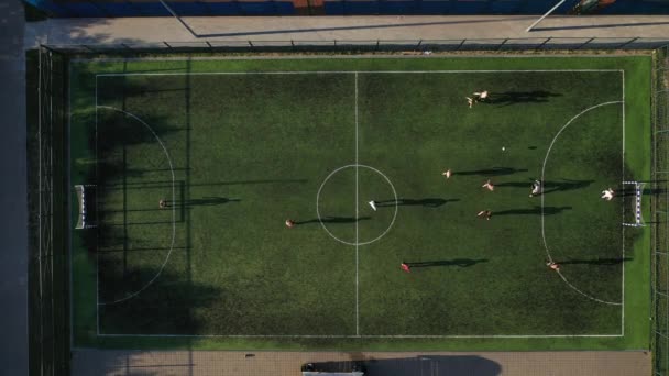 Vue de dessus d'un terrain de football sportif avec des personnes jouant au soccer.a petit terrain de football dans la rue dans le quartier Serebryanka. — Video