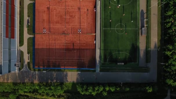 Top-Ansicht der Sportplätze mit Menschen, die auf ihnen in Minsk spielen. Fußballplatz und Tennisplätze in der Stadt Minsk, Bezirk Silberfisch.Weißrussland — Stockvideo