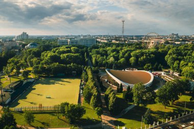 Minsk.Belarus şehrindeki Gorky Park 'ta spor sahası ve spor kompleksi. Futbol sahası ve hokey kompleksi..
