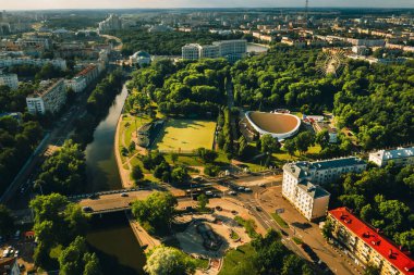 Minsk.Belarus şehrindeki Gorky Park 'ta spor sahası ve spor kompleksi. Futbol sahası ve hokey kompleksi..