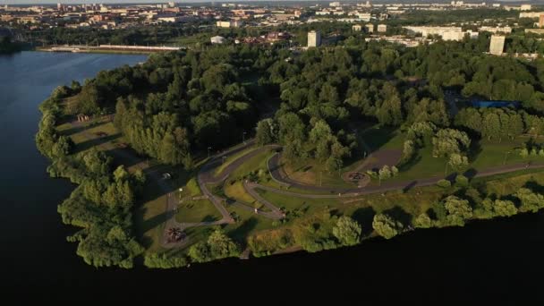 Vista superior do parque da cidade e do complexo desportivo em Chizhovka.Recreation Park com ciclovias em Minsk.Belarus — Vídeo de Stock