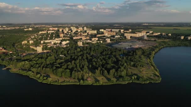 Vista superior do parque da cidade e do complexo desportivo em Chizhovka.Recreation Park com ciclovias em Minsk.Belarus — Vídeo de Stock