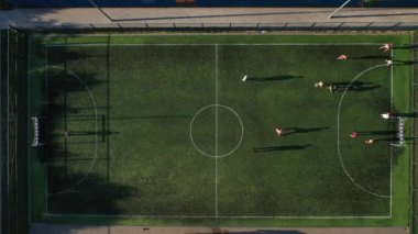 Serebryanka bölgesindeki küçük bir futbol sahası. Belarus 'ta, futbol oynayan insanların olduğu bir spor sahası.