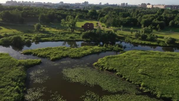 Vista superior das ruínas de um moinho velho no Parque Loshitsky em Minsk e o rio Svisloch no pôr do sol.Bela natureza da Bielorrússia . — Vídeo de Stock