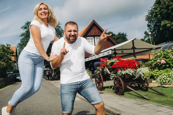 Porträtt av ett lyckligt par som skrattar åt kameran i Nida.Lyckliga människor.Familj.Litauen — Stockfoto