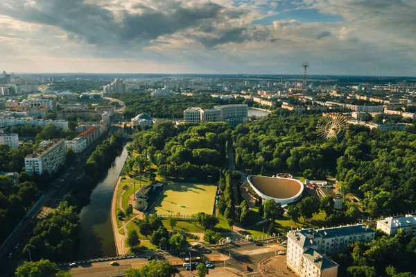 Minsk.Soccer sahası ve Minsk.Belarus şehrindeki Gorky Parkı 'ndaki spor sahası ve spor kompleksi. — Stok fotoğraf