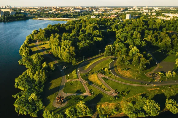 Vue de dessus du parc de la ville à Chizhovka.Recreation Park avec pistes cyclables à Minsk.Belarus — Photo