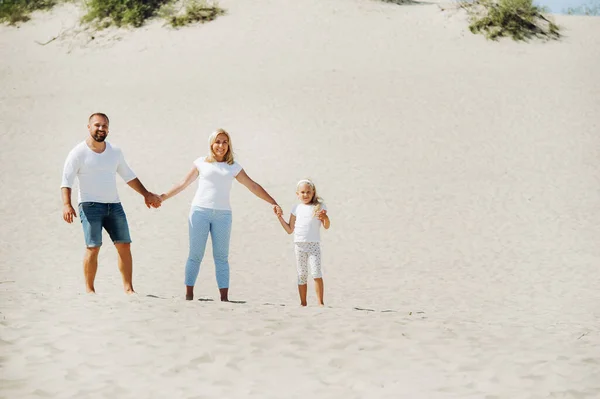 Szczęśliwa trzyosobowa rodzina na wydmach Morza Bałtyckiego w pobliżu miasta Nida.Rodzinna wycieczka do Europy.Litwa — Zdjęcie stockowe