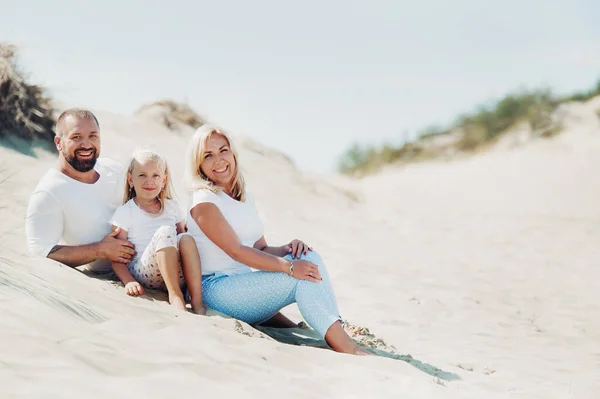 Una familia feliz de tres personas en las dunas del mar Báltico, cerca de la ciudad de Nida.Viaje familiar a Europa.Lituania —  Fotos de Stock