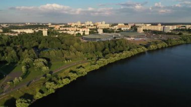 Şehir parkının ve Chizhovka 'daki spor kompleksinin en üst görüntüsü. Minsk.Belarus.