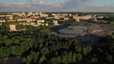Şehir parkının ve Chizhovka 'daki spor kompleksinin en üst görüntüsü. Minsk.Belarus.