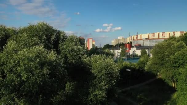 Campos deportivos y complejo deportivo en Minsk.Campos de fútbol y pistas de tenis en la ciudad de Minsk, distrito de Serebryanka.Bielorrusia — Vídeo de stock