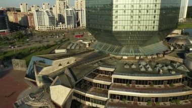 Minsk 'teki Ulusal Kütüphane' nin günbatımında. Belarus, kamu binası