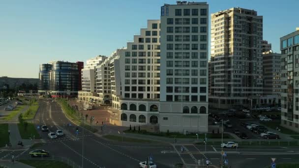 Vista desde la altura del nuevo distrito en la ciudad de Minsk.Arquitectura de la ciudad de Minsk.Una nueva zona del faro.Belarús — Vídeo de stock